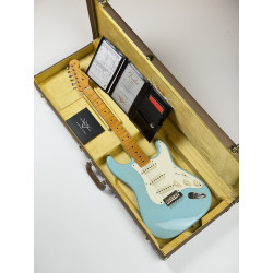 OCCASION FENDER CUSTOM SHOP STRATOCASTER  58 JOURNEYMAN DAPHNE BLUE + ETUI